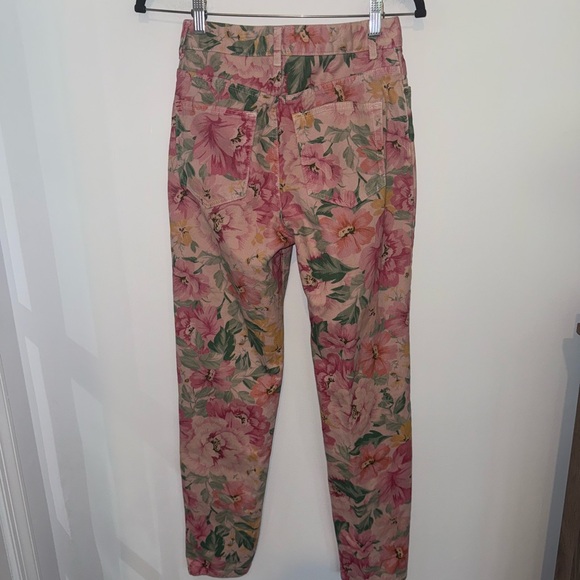 🌸BDG URBAN OUTFITTERS PINK
FLORAL HIGH WAIST MOM JEANS, sz 25 - Picture 9 of 15
